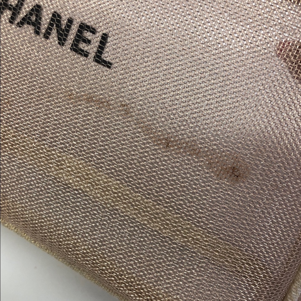 CHANEL GOLD MESH COSMETIC BAG •
BLACK SNOWFLAKE CC LOGO ZIPPER PULL - Picture 6 of 7